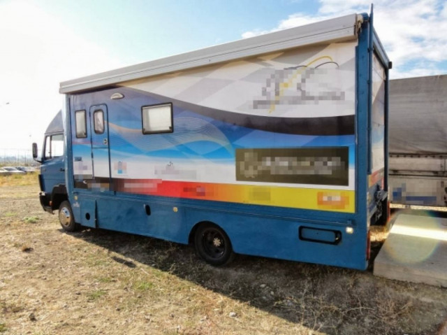 Μετέφερε λαθρομετανάστες με ένα... τροχόσπιτο