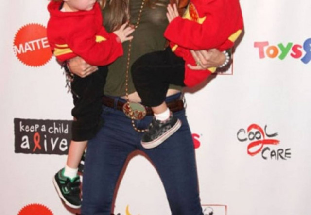 Ποια διάσημη βιντεοσκοπήθηκε να καπνίζει κρακ;