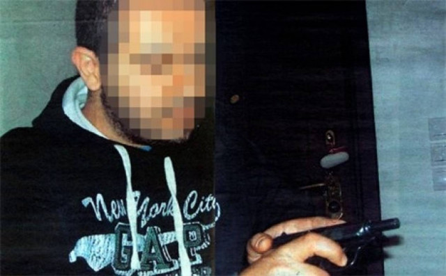 Ο γραμματέας τοπικής οργάνωσης της Χρυσής Αυγής με ναζιστικό πιστόλι