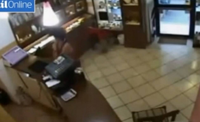 Βίντεο: Κοσμηματοπώλης κλώτσησε τους ληστές!