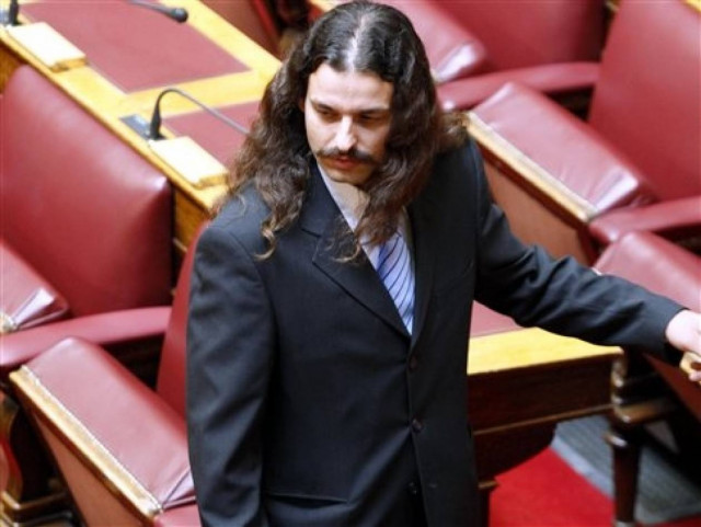 Πολίτες αποδοκίμασαν τον Κώστα Μπαρμπαρούση σε καφετέρια