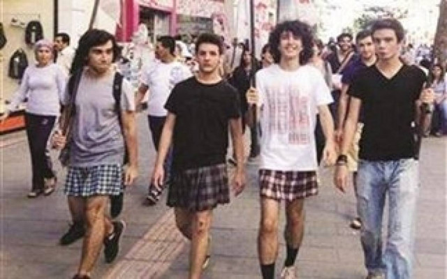 Μαθητές με φούστες σε Λύκειο γιατί...