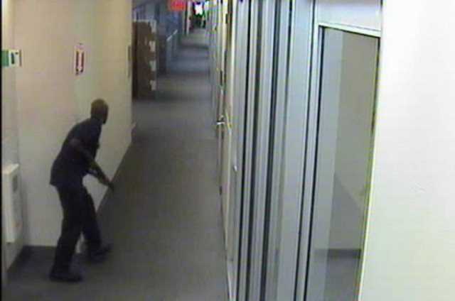 Βίντεο-ΣΟΚ: Η στιγμή που ο μακελάρης μπήκε στη βάση με μια καραμπίνα