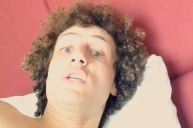 Ο Νταβίντ Λουίζ στο... κρεβάτι (video)