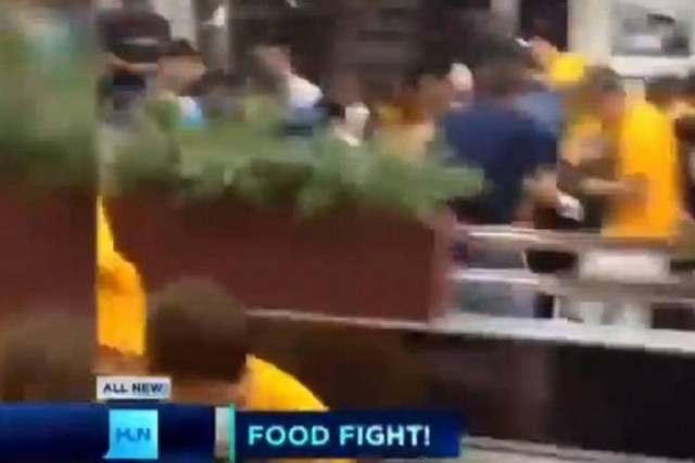«Πόλεμος» με φαγητά! (video)
