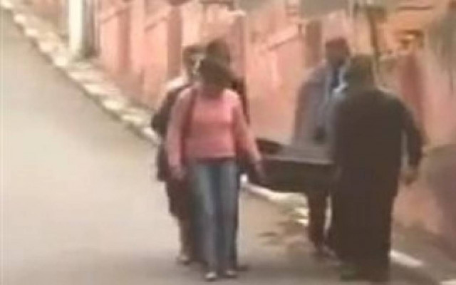 Απίστευτη φάρσα: Ο νεκρός... αναστήθηκε (vid)