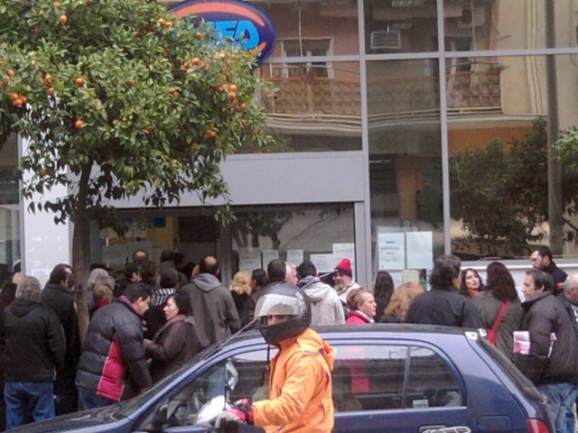 Ουρές ταλαιπωρίας για εκατοντάδες ανέργους στον ΟΑΕΔ Καλλιθέας