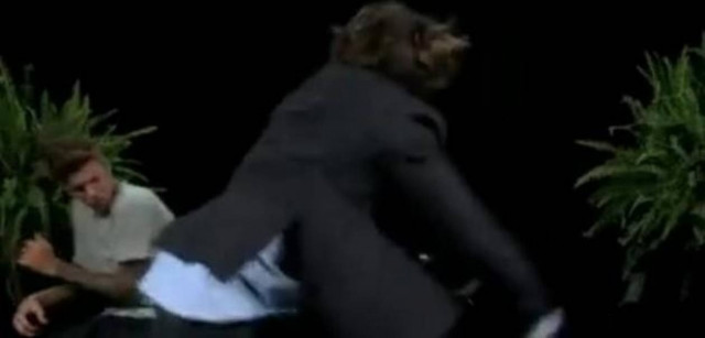 Βίντεο: Ο Zach Galifianakis πλάκωσε στο ξύλο τον Justin Bieber