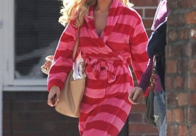 Ποια celebrity κυκλοφορεί μόνο με το... μπουρνούζι της;