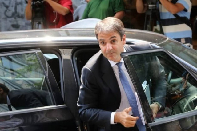 Συνάντηση Μητσοτάκη – τρόικας για τη διαθεσιμότητα στο Δημόσιο