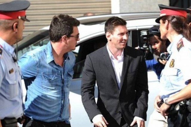 Η άφιξη του Μέσι και του πατέρα του στο δικαστήριο (photos+video)