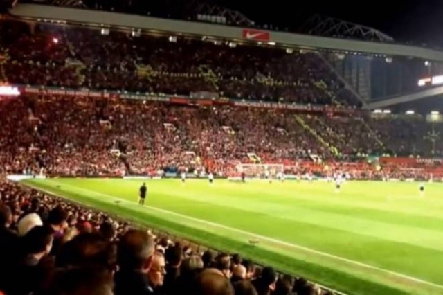 Πέταξαν φωτοβολίδες στους οπαδούς της Γιουνάιτεντ (video)