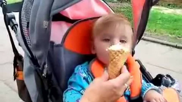 Το βίντεο που σαρώνει: Μωρό δοκιμάζει για πρώτη φορά παγωτό και...
