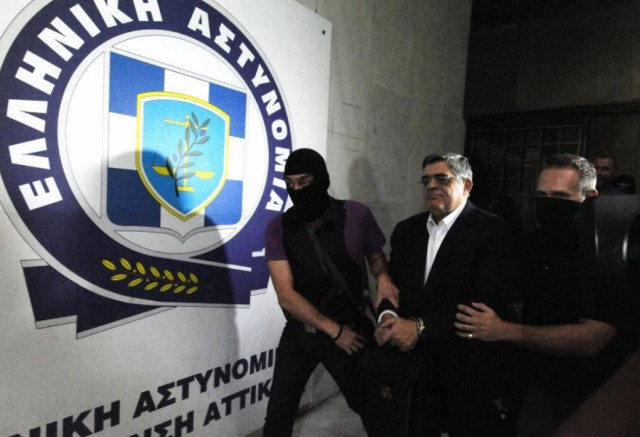 Δείτε τα βίντεο της μεταφοράς των συλληφθέντων της Χ.Α. στην Ευελπίδων