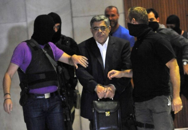 Bίντεο: Στην Ευελπίδων μεταφέρθηκαν οι συλληφθέντες της Χρυσής Αυγής