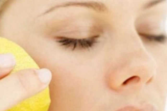 Λαμπερό πρόσωπο με ένα λεμόνι και λίγο μέλι;