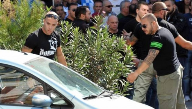 Οπαδοί της Χρυσής Αυγής επιτέθηκαν σε γυναίκα οδηγό