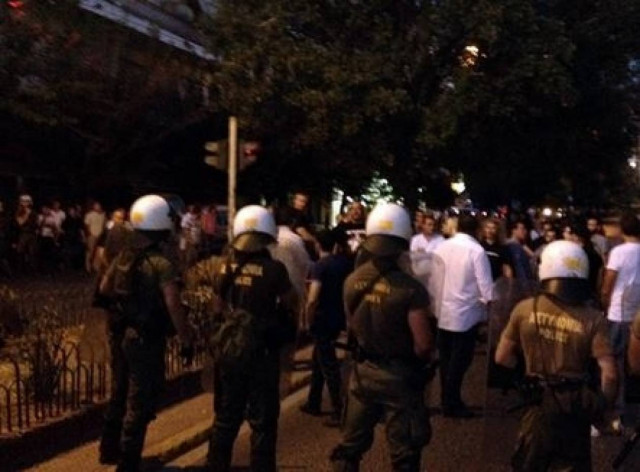 Βουλευτές και οπαδοί της Χρυσής Αυγής έξω από την Ευελπίδων