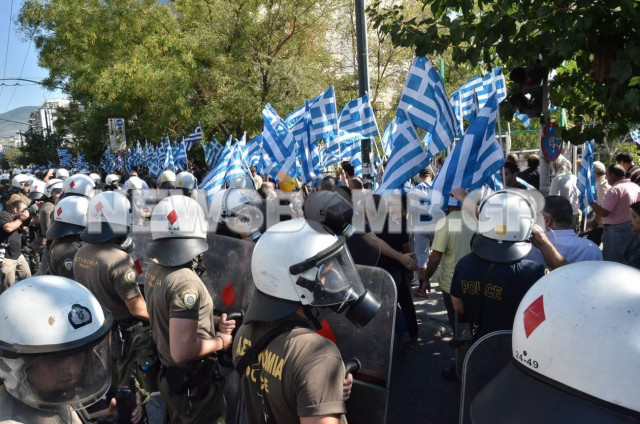 ΓΑΔΑ: ΜΑΤ απομακρύνουν τους υποστηρικτές της Χρυσής Αυγής (Βίντεο)