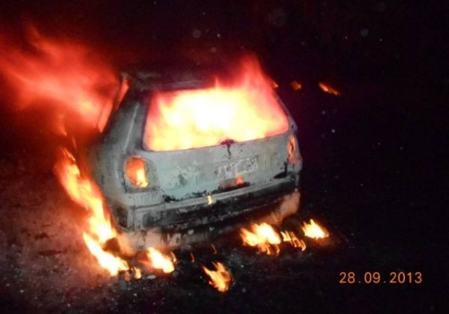 Λαμία: Κατάφερε να βγει σώος από το φλεγόμενο αυτοκίνητo (pics-vid)