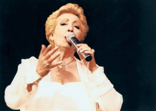 Λαϊκό προσκύνημα πριν το τελευταίο αντίο στην Πόλυ Πάνου