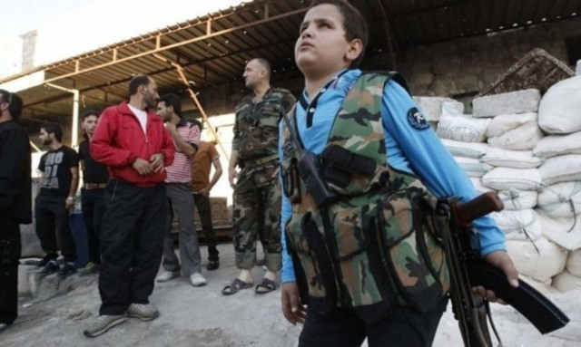 Συγκλονιστικές εικόνες! Παιδιά ποζάρουν με όπλα στα χέρια στη Συρία!