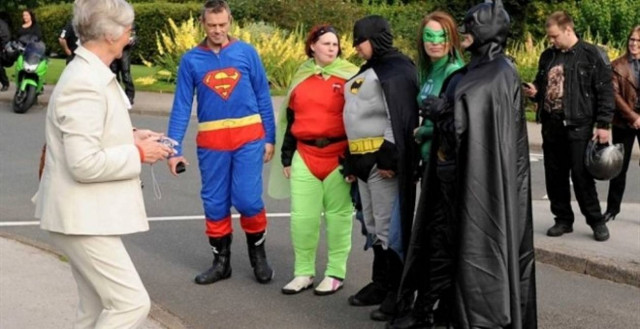 Βρετανία: Μοτοσικλετιστής ζήτησε πάρτι μασκέ στην κηδεία του (pics)