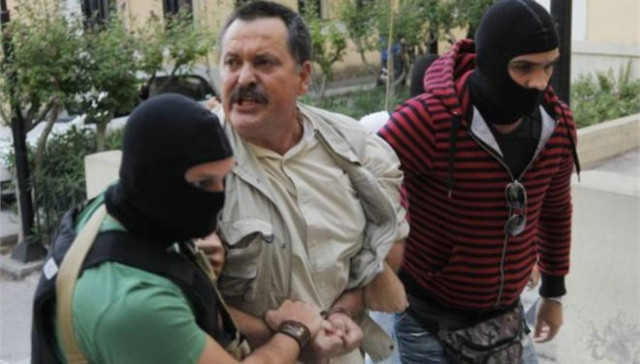 Πιστόλι, σβάστικες και φωτογραφίες του Χίτλερ στο σπίτι του Παππά