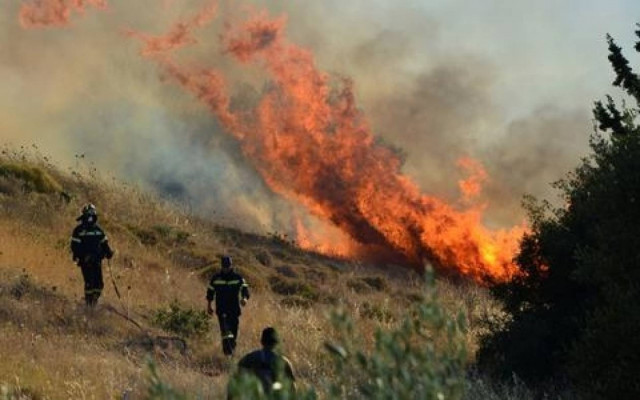 ΕΚΤΑΚΤΟ: Μεγάλη φωτιά απειλεί οικισμό στην Ικαρία