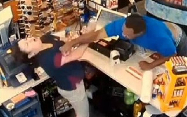 Βίντεο-ΣΟΚ: Την γρονθοκόπησε για... 41 σεντς