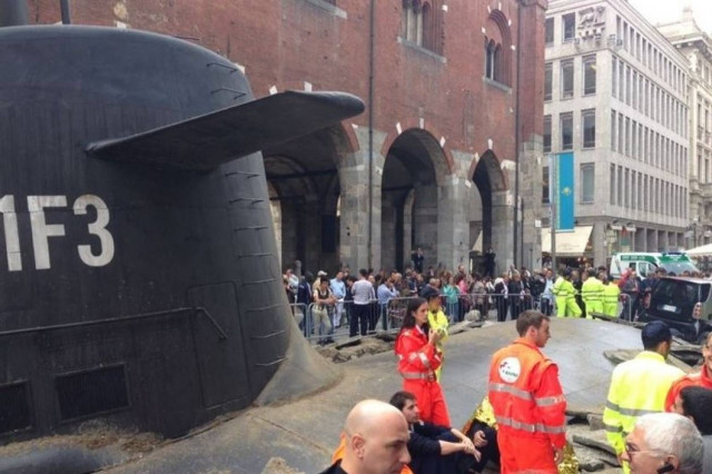 Απίστευτο βίντεο: Υποβρύχιο αναδύθηκε σε κεντρική πλατεία του Μιλάνου