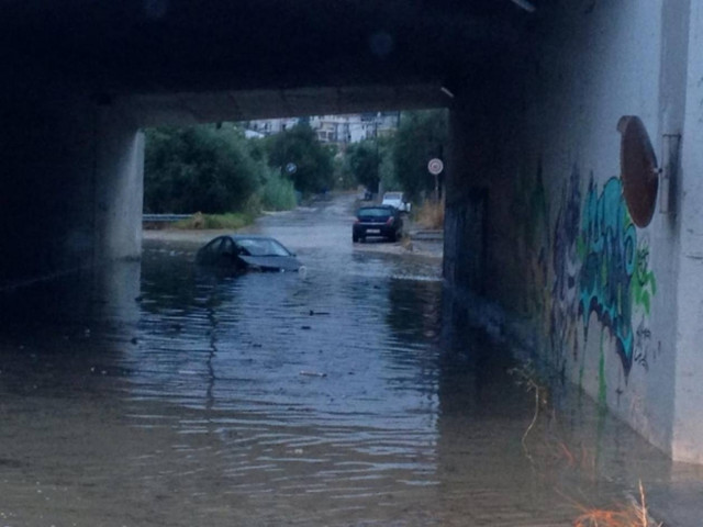Αυτοκίνητο – «υποβρύχιο» στην εθνική οδό Πατρών- Πύργου (pic)