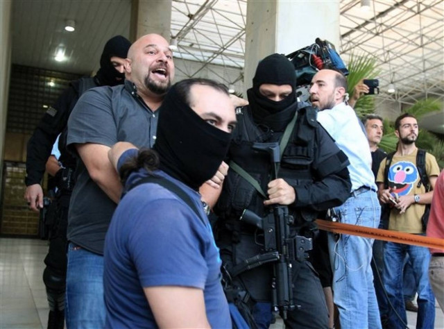 Βουλευτές της ΧΑ: Είμαστε καθαροί σαν κρύσταλλο