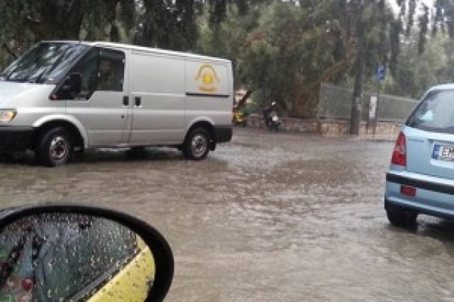 «Βούλιαξε» η Σύρος από την καταιγίδα