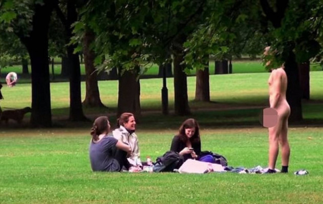 Βίντεο: Τριγυρνάει γυμνός και δίνει σε γυναίκες τον αριθμό του!