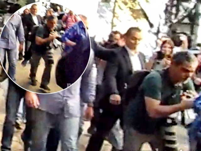 Η στιγμή της επίθεσης του Κασιδιάρη σε εικονολήπτη και φωτογράφο (vid)