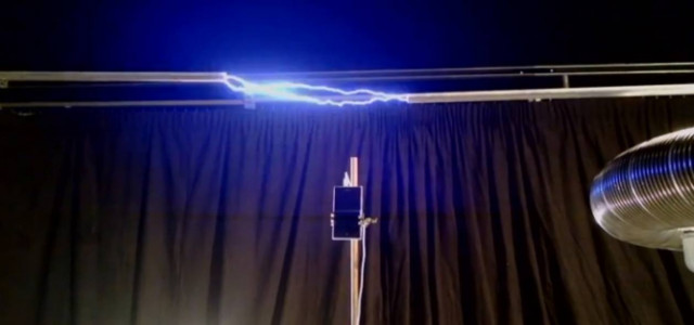 Φόρτιση κινητού μέσα από αστραπή (video)