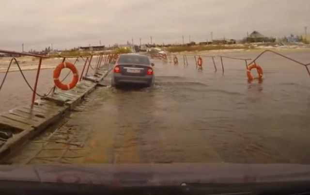 Όταν μια πλωτή γέφυρα δεν αντέχει το βάρος των οχημάτων (vid)