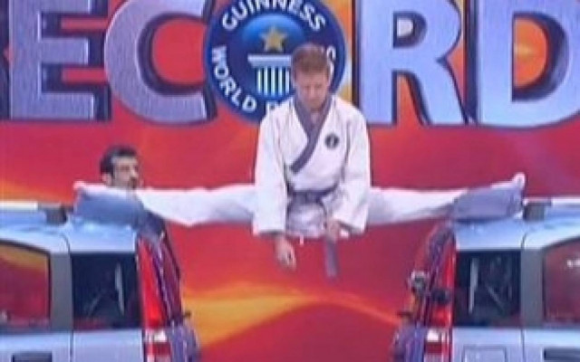 Βίντεο: Κάνει σπαγγάτο ανάμεσα σε δύο αυτοκίνητα