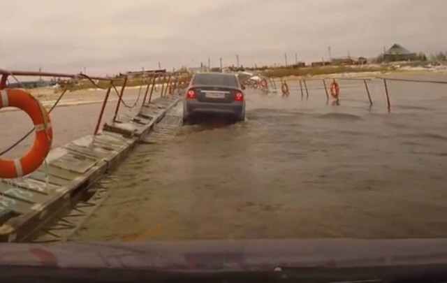 Συγκλονιστικό βίντεο: Πλωτή γέφυρα υποχωρεί!