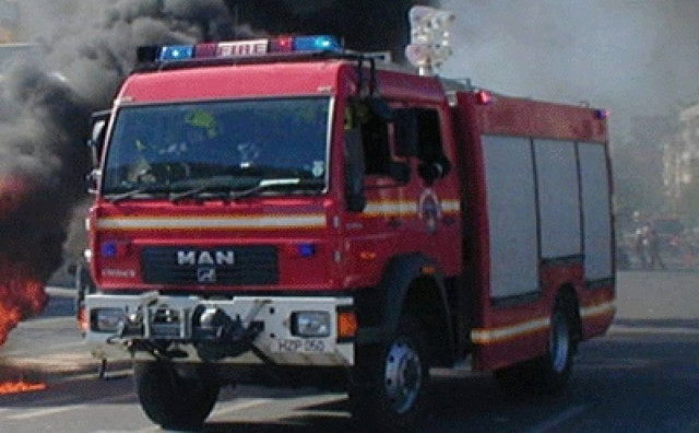 Υπό μερικό έλεγχο η φωτιά σε αποθήκη χαρτικών στο Μεταξουργείο