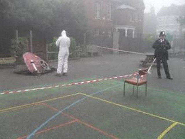 ΣΟΚ έπαθαν μαθητές όταν ένα... UFO έπεσε στην αυλή του σχολείου τους