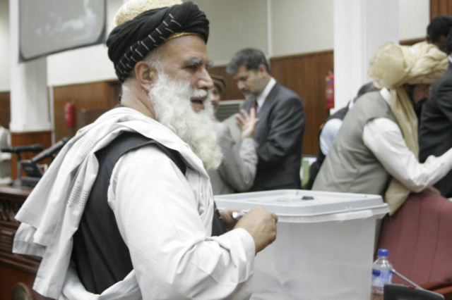 Ένας διαβόητος πολέμαρχος υποψήφιος για την πρόεδρος στο το Αφγανιστάν