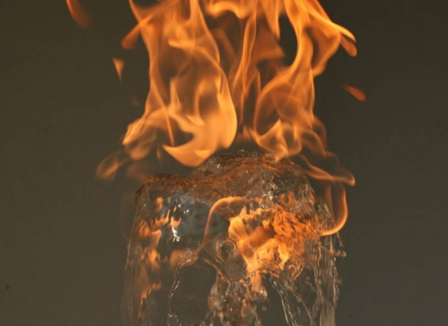 Βίντεο: Έχετε ξαναδεί φλεγόμενο νερό;