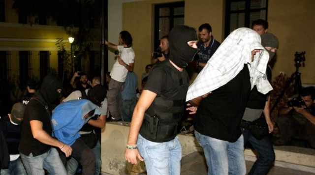 Χρυσαυγίτης έκλαιγε με αναφιλητά στη ΓΑΔΑ και ρωτούσε...