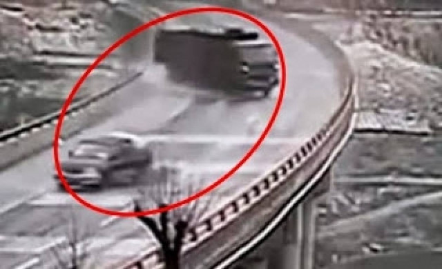 Βίντεο: Απίστευτη καραμπόλα από βροχόπτωση