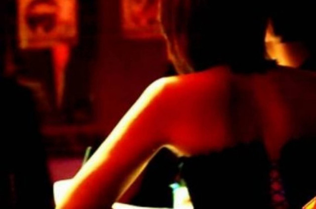 Εκτός από ποτά σέρβιρε και...γυναίκες