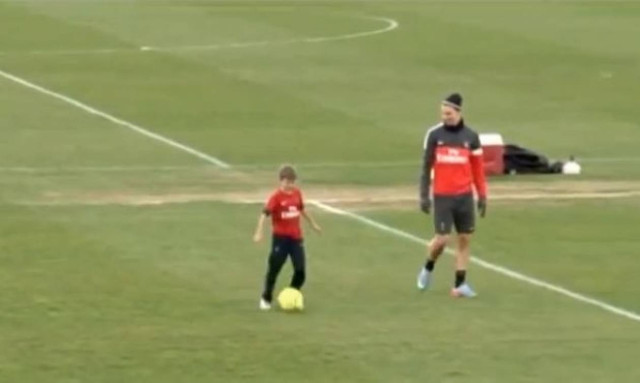 Ο Μπέκαμ και οι γιοι του, παίζουν μπάλα με Ιμπραϊμοβιτς και Σίλβα