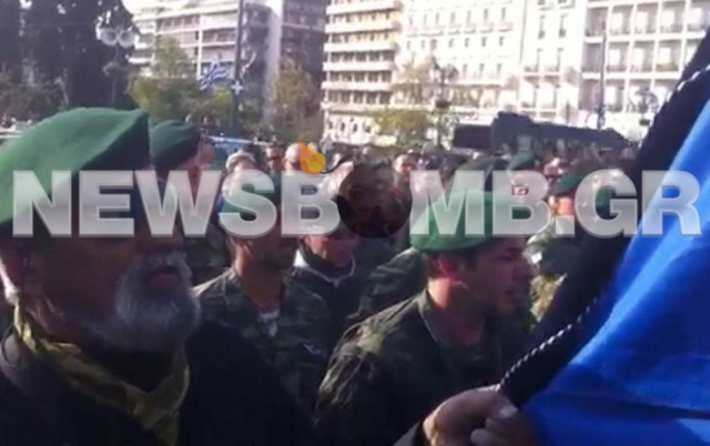 Συγκέντρωση των εφέδρων αξιωματικών στο Σύνταγμα (vid)