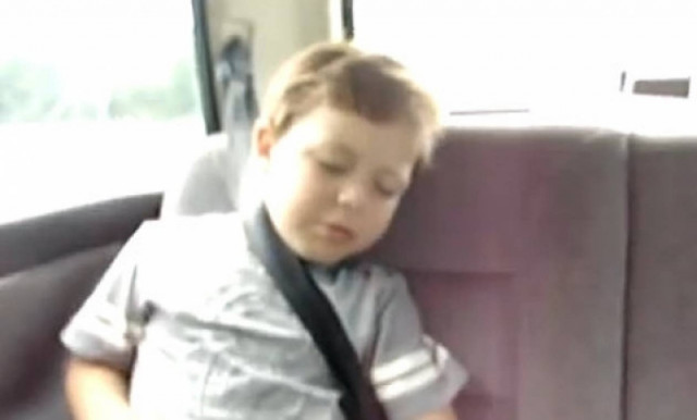 Δείτε πώς ξυπνά ένα παιδί με ροκ μουσική!